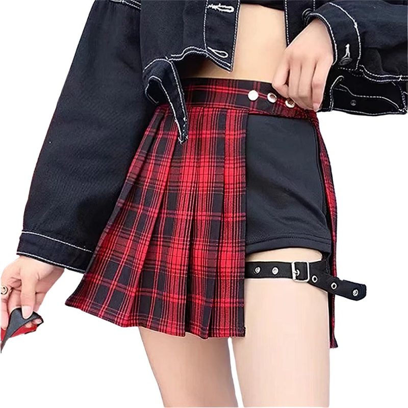 Demi jupe écossaise rouge et noire en tissu tartan avec partie unie noire et sangle à boucle sur la cuisse