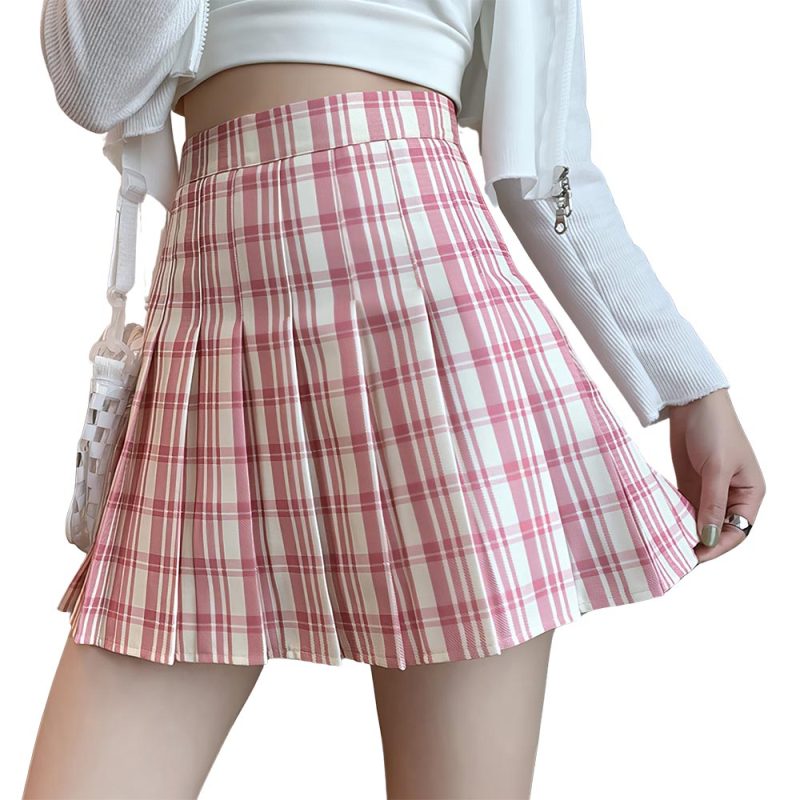 Jupe écossaise rose et blanc en tissu tartan plissé portée par un mannequin