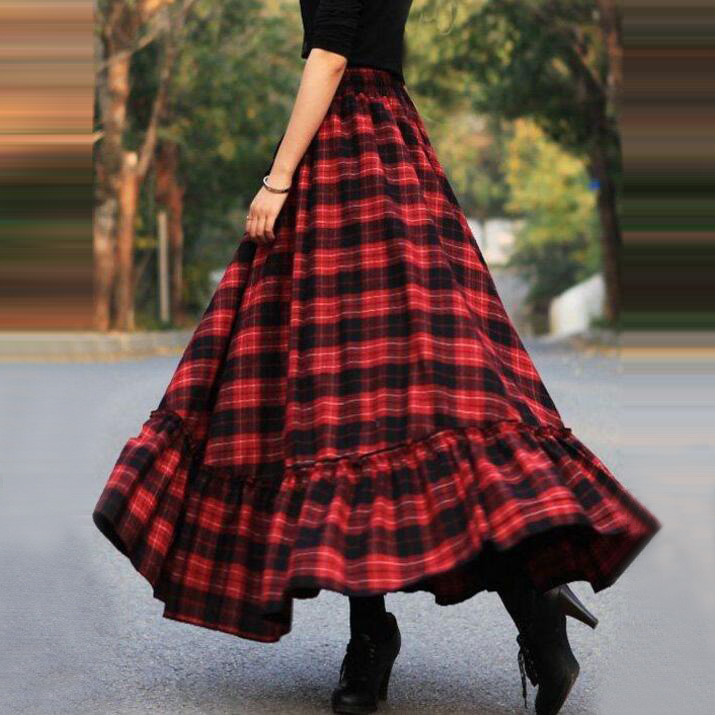 Jupe longue tartan rouge et noir pour femme avec volant en bas, vue de côté en mouvement