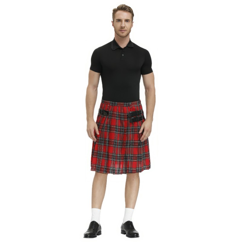Homme portant un kilt écossais ajustable rouge à motif tartan avec poches en cuir noir, associé à un polo noir et chaussures noires
