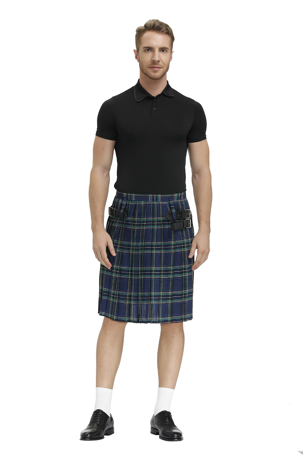 Homme portant un kilt écossais ajustable en tartan bleu et vert, style traditionnel, avec chemise noire à manches courtes