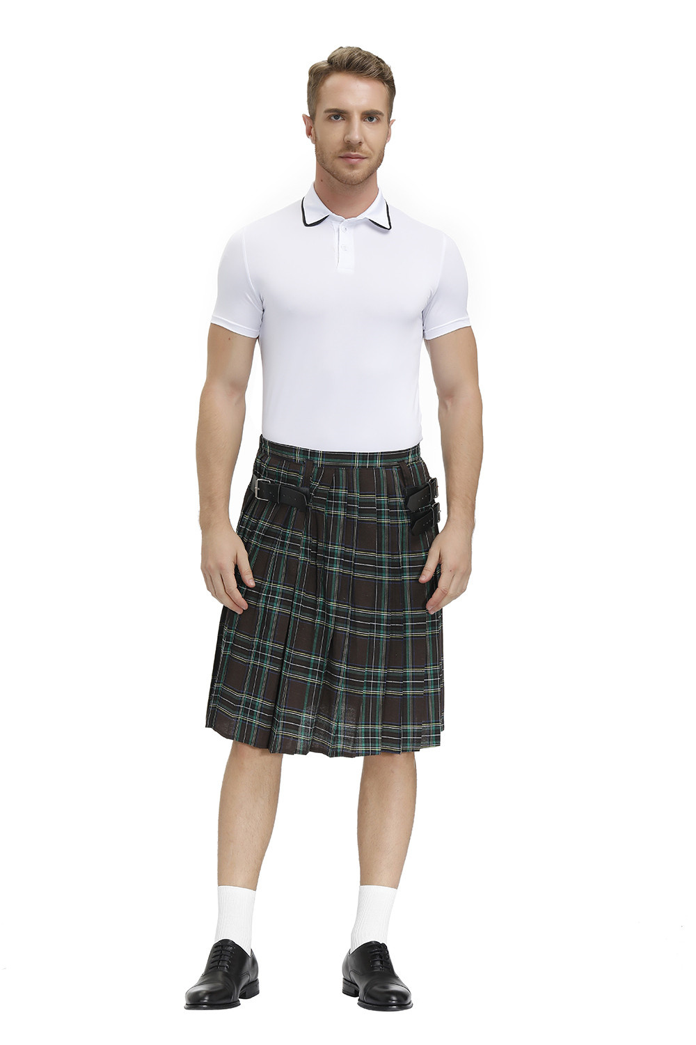 Homme portant un kilt écossais ajustable en tartan noir et vert avec chemise blanche à col polo