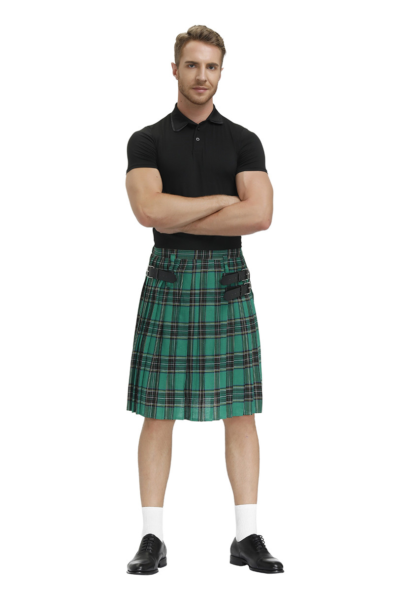 Homme portant un kilt écossais ajustable vert à motif tartan avec poches latérales, debout bras croisés