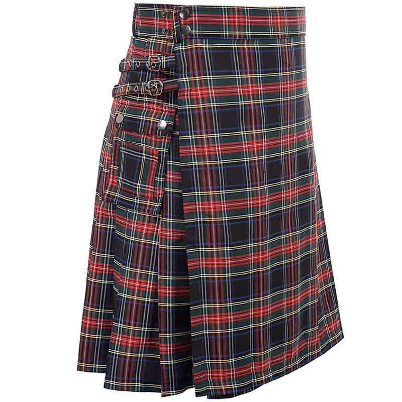 Kilt écossais en tartan rouge et noir avec sangle à doubles boucles en métal, plié sur le côté