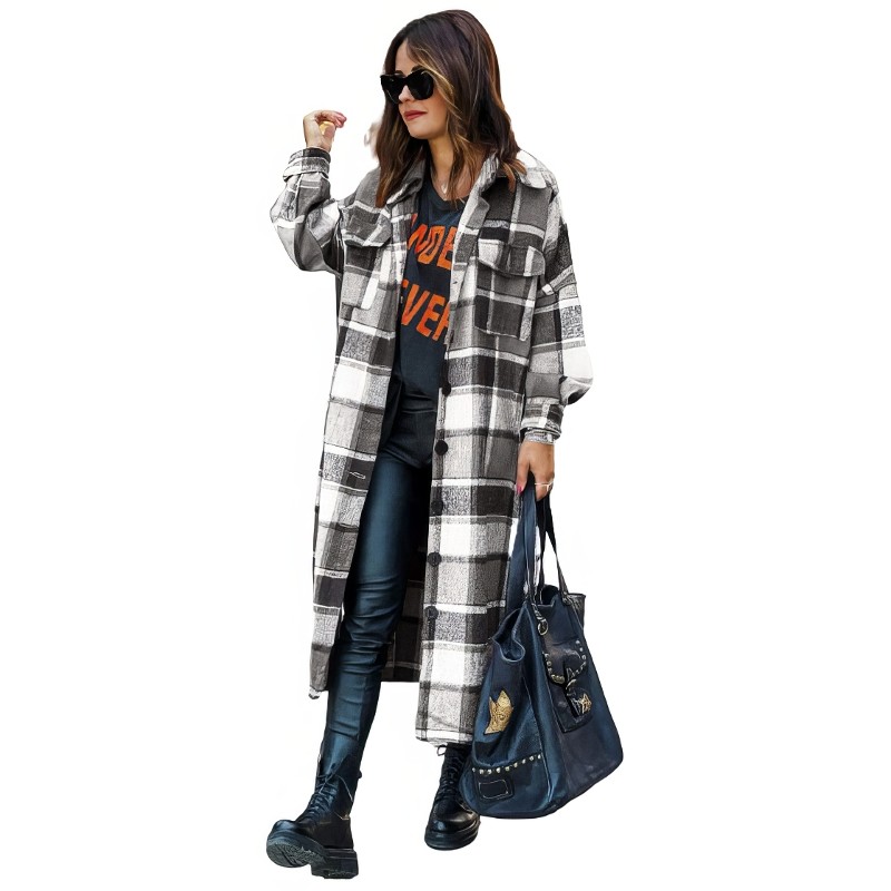 Manteau écossais long noir et blanc à carreaux, coupe droite avec poches latérales, porté par une femme