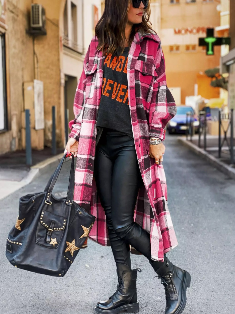 Manteau écossais rose long femme en motif tartan, porté ouvert sur un look urbain avec pantalon noir et bottines