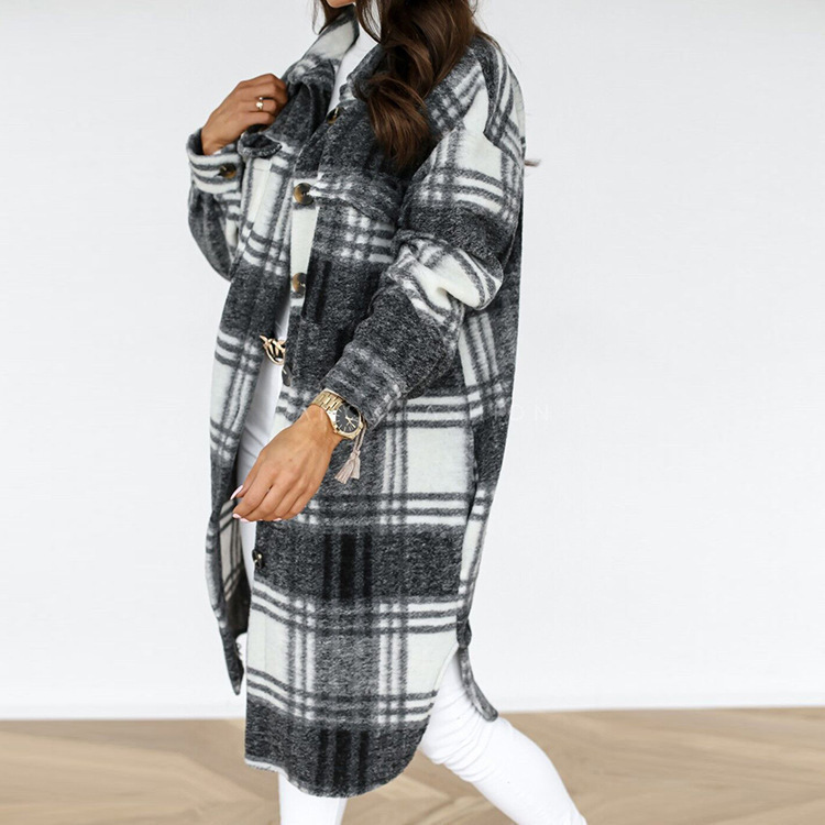 Manteau imprimé tartan noir et blanc en laine, coupe longue avec col chemise et manches longues, détail motif écossais vintage