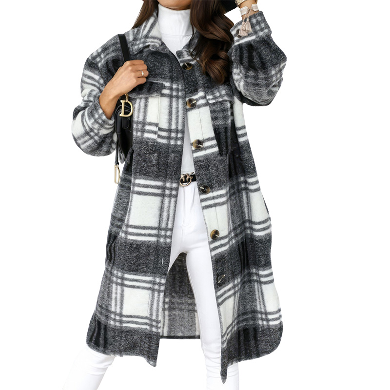 Manteau imprimé tartan noir et blanc en laine avec boutons, coupe longue et col classique porté par une femme