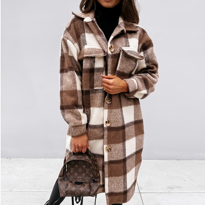Manteau long à carreaux tartan marron et beige en laine avec grandes poches poitrine boutonnées porté par une femme