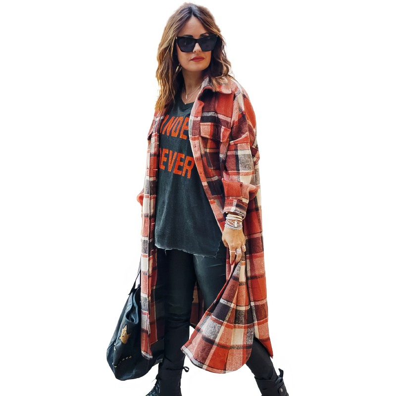 Manteau long écossais orange en tissu tartan avec poches latérales porté par une femme