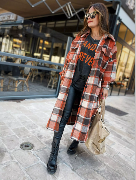 Manteau long écossais orange en tartan avec grandes poches, porté en extérieur par une femme