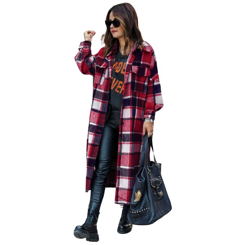 Manteau long écossais rouge à carreaux blanc et noir porté par une femme avec lunettes de soleil, sac noir et bottines noires