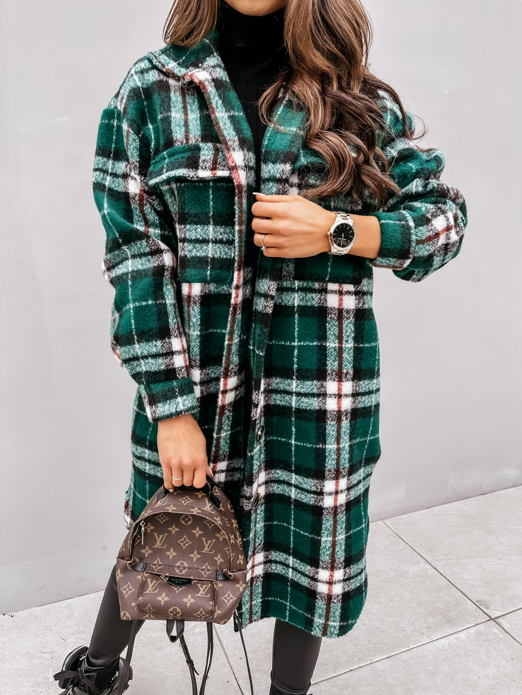 Manteau tartan vert long en laine avec motif écossais, porté de face avec manches longues et col classique