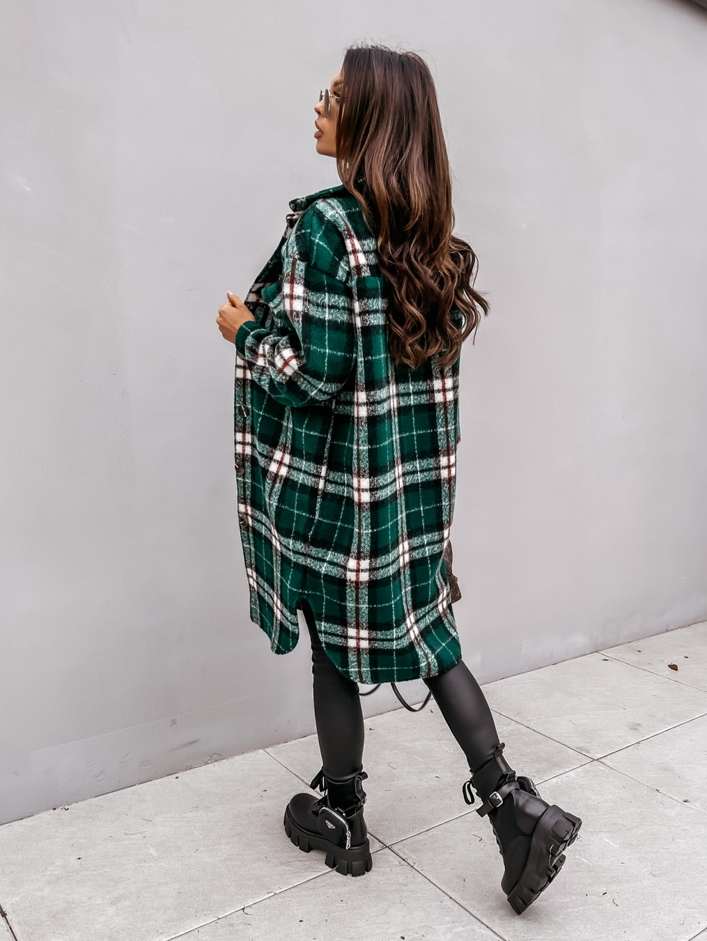 Manteau tartan vert long porté de dos avec motif écossais, coupe droite et col classique