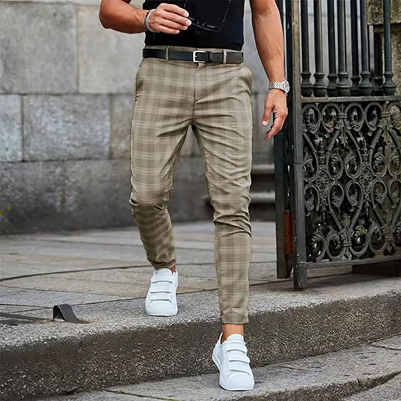 Pantalon chino homme en tissu écossais beige à carreaux, coupe ajustée, porté avec ceinture noire et baskets blanches