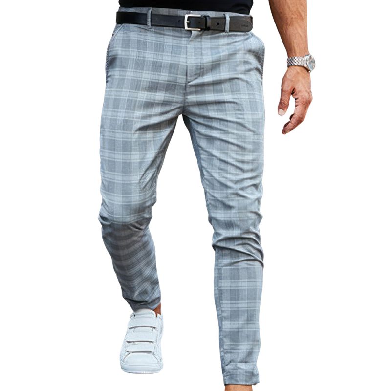 Pantalon chino homme en tissu écossais gris à carreaux, coupe ajustée, porté avec ceinture noire et baskets blanches