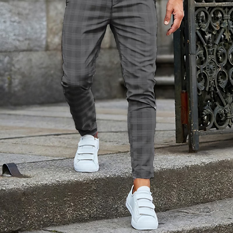 Pantalon chino écossais homme gris à motif tartan porté en extérieur avec baskets blanches