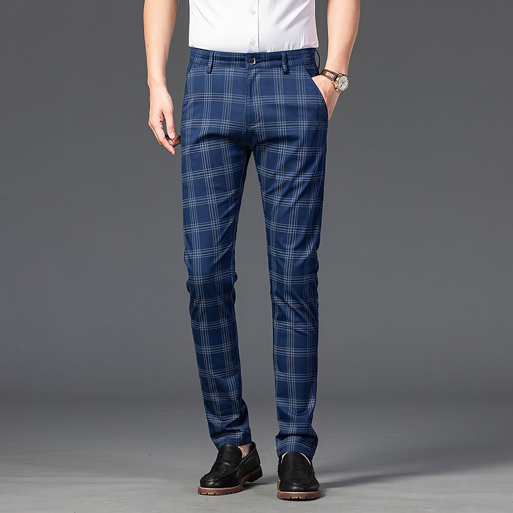 Pantalon écossais bleu à carreaux en tissu léger porté de face, coupe slim moderne