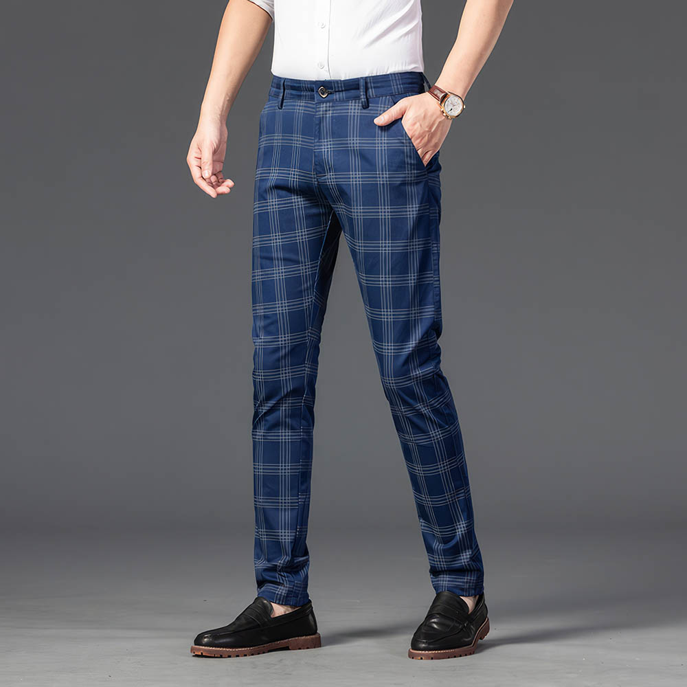 Pantalon écossais bleu à carreaux porté, vue avant en pied, coupe slim avec motif tartan