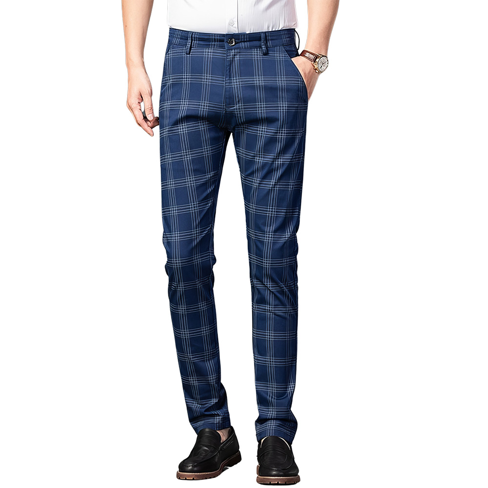 Pantalon écossais bleu à carreaux avec coupe slim porté par un homme, motif tartan classique
