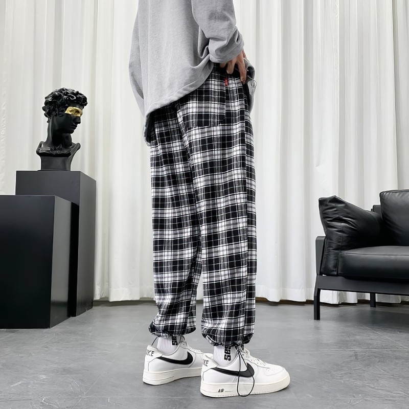 Pantalon écossais à carreaux noir et blanc avec poches latérales et bas resserré porté de dos