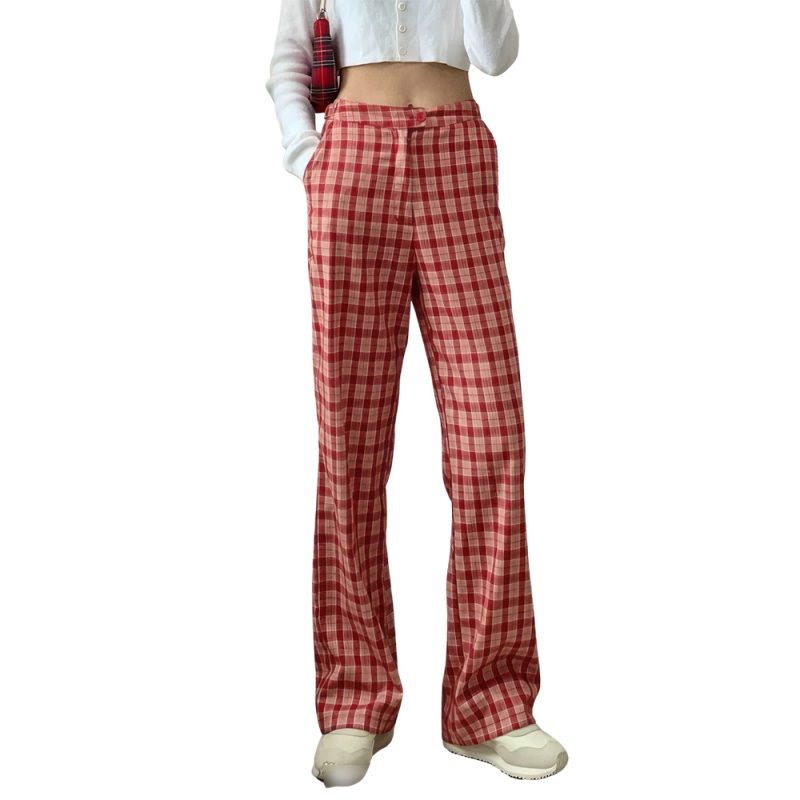 Pantalon écossais coupe droite femme en tissu tartan rouge et beige, porté avec un haut blanc court