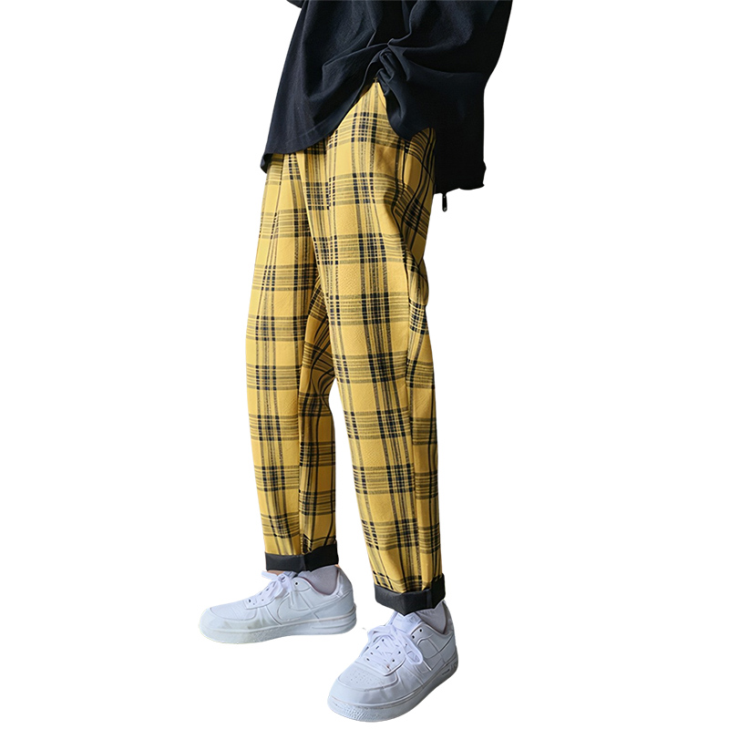 Pantalon écossais homme jaune à motif tartan noir, coupe droite moderne, porté avec baskets blanches