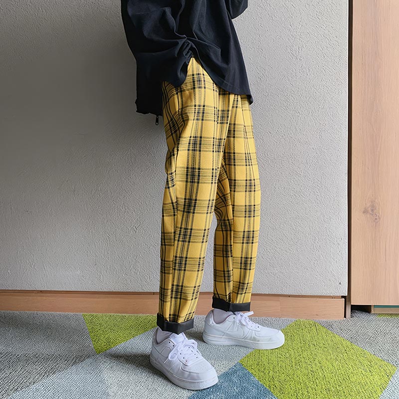 Pantalon écossais homme jaune à motif tartan, coupe droite, porté avec des baskets blanches