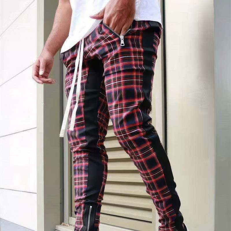 Pantalon écossais homme punk en tissu tartan rouge et noir avec bandes latérales noires, vue latérale