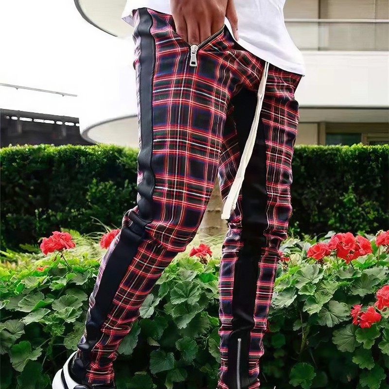Pantalon écossais homme punk motif tartan rouge et noir avec bandes latérales en simili cuir noir