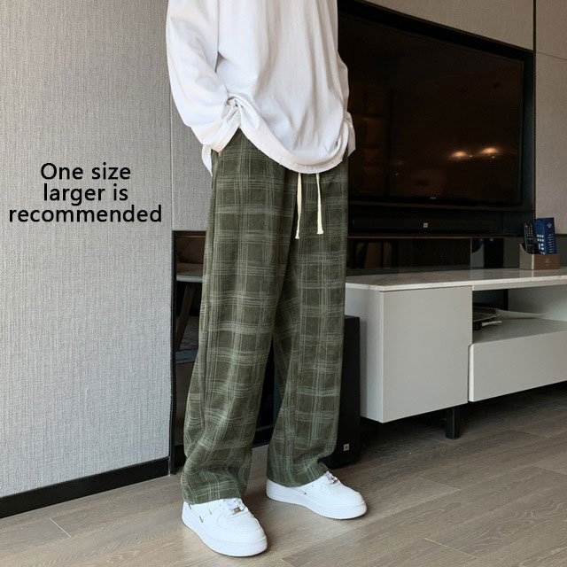 Pantalon écossais large femme vert à carreaux tartan, coupe décontractée avec cordon de serrage à la taille, porté avec des baskets blanches