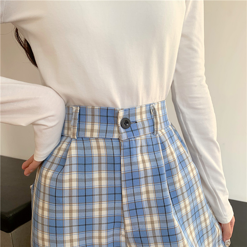 Pantalon écossais long bleu femme avec motif tartan beige et blanc, vue rapprochée sur la taille et la ceinture à bouton