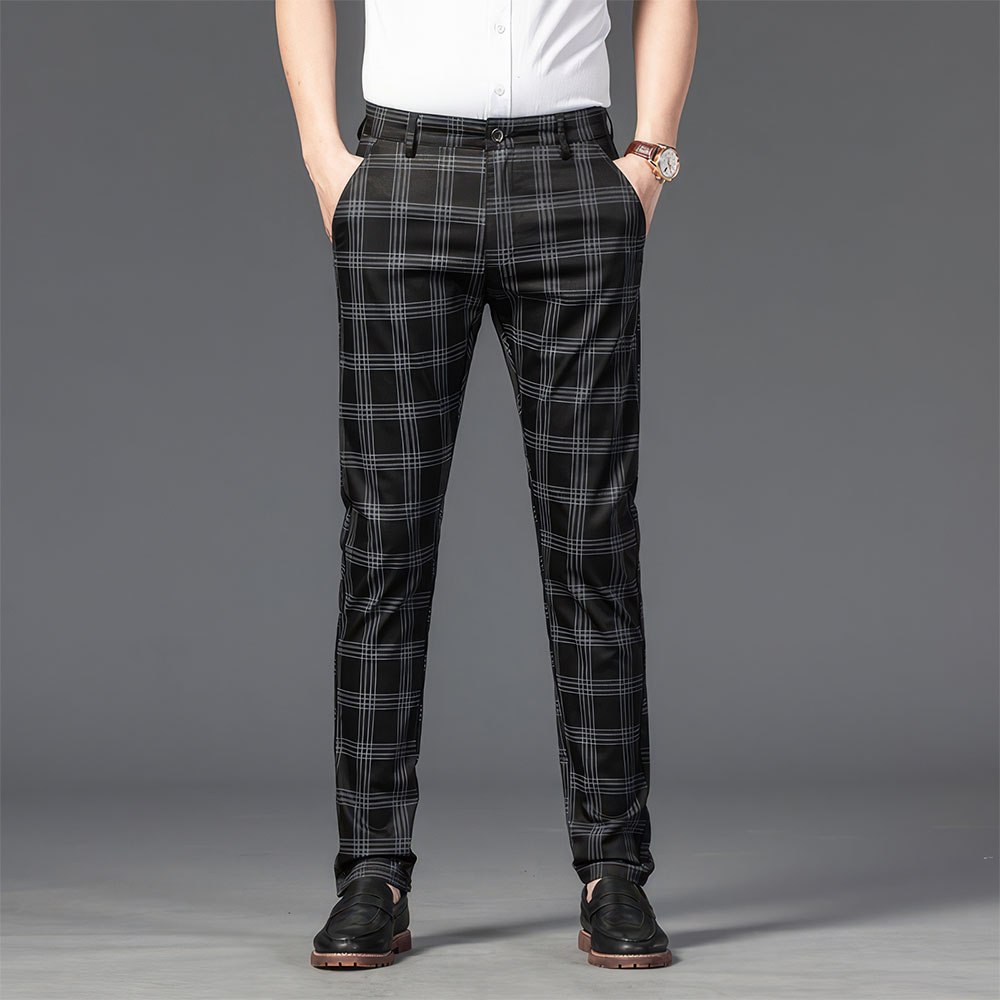 Pantalon écossais long gris foncé à motif tartan porté de face avec poches mains