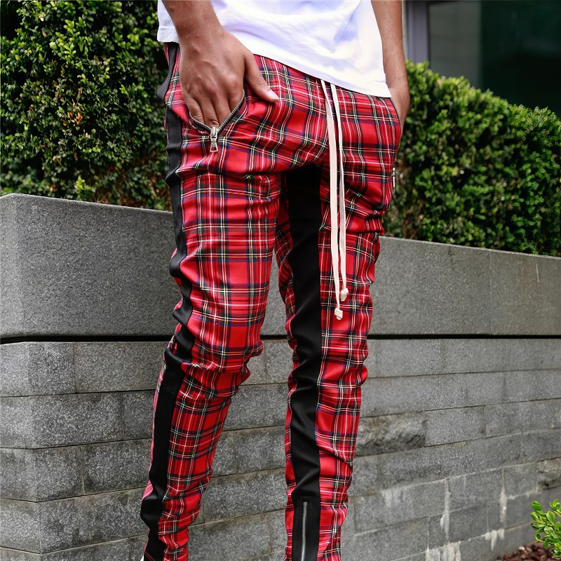 Pantalon écossais slim homme rouge avec motif tartan et bandes noires latérales, vue de face en extérieur