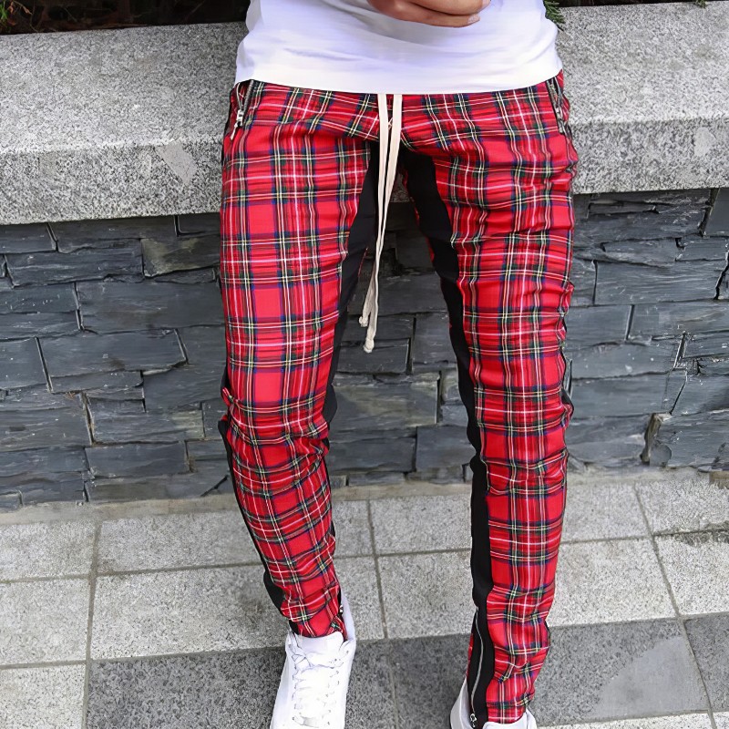 Pantalon écossais slim homme rouge en tartan avec cordon de serrage visible à la taille, porté en extérieur