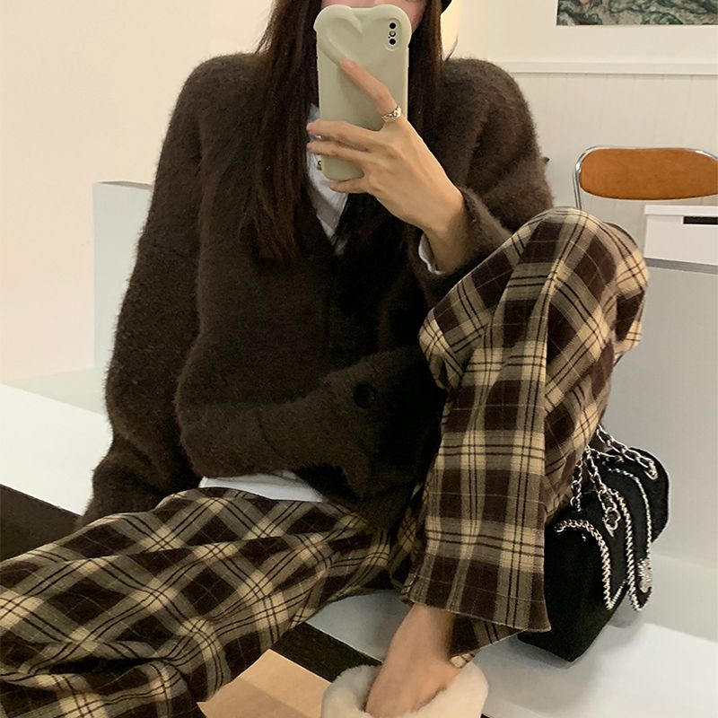 Pantalon large femme en tissu à carreaux écossais marron et beige, coupe ample, porté assis avec pull marron
