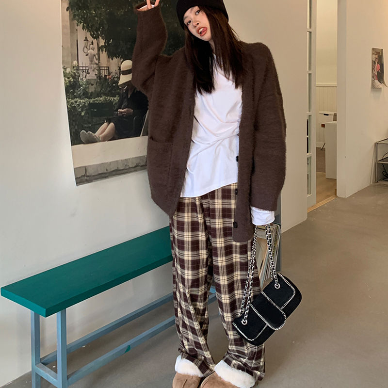 Pantalon large à carreaux écossais femme en tissu tartan marron et beige porté avec cardigan marron