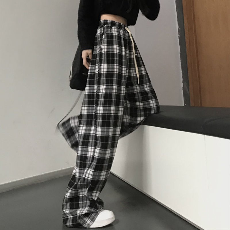 Pantalon large femme à carreaux écossais noir et blanc en tissu fluide avec taille élastique et cordon de serrage, vue de profil