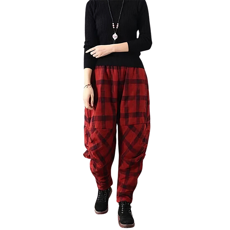 Pantalon large femme en tissu tartan rouge avec motif écossais, coupe ample et poches latérales visibles