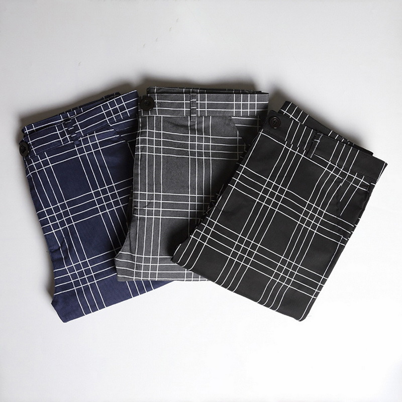 Trois pantalons tartan à carreaux homme slim pliés, en bleu marine, gris et noir avec motif écossais classique