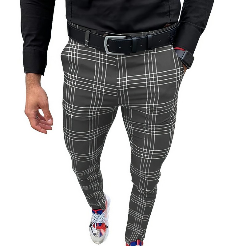 Pantalon tartan à carreaux homme slim gris avec motif à lignes blanches, porté avec ceinture noire