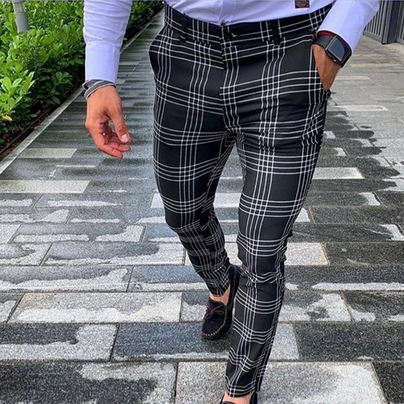 Pantalon tartan à carreaux homme slim noir et blanc porté en extérieur, vue avant en marchant