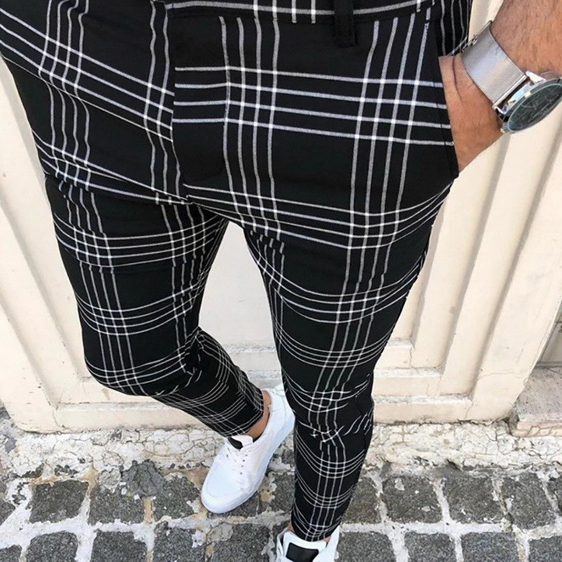 Pantalon tartan à carreaux homme slim noir avec motifs blancs, coupe ajustée, porté avec baskets blanches