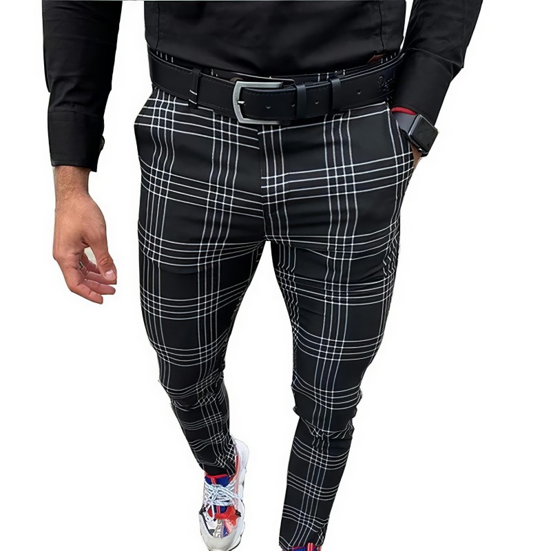 Pantalon tartan à carreaux homme slim noir avec lignes blanches, porté avec ceinture noire et chaussures colorées