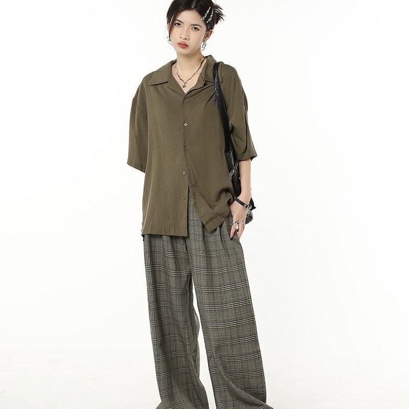 Pantalon tartan femme gris à motif écossais, coupe large, porté avec chemise kaki manches courtes