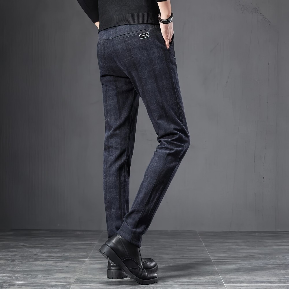 Pantalon tartan de golf bleu marine porté de dos, coupe ajustée, motif écossais discret