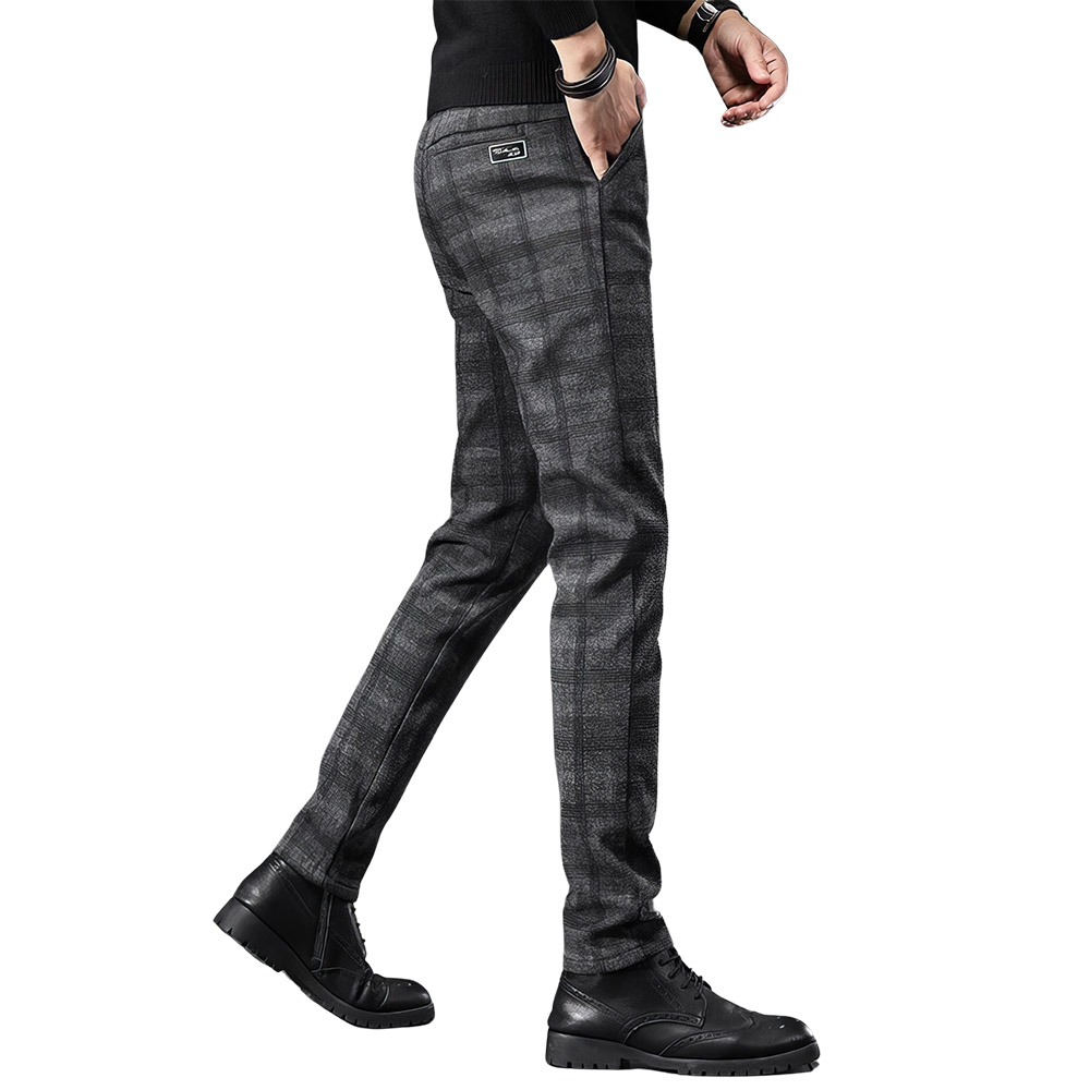 Pantalon tartan de golf gris foncé à carreaux porté de profil avec poches latérales et étiquette sur la ceinture