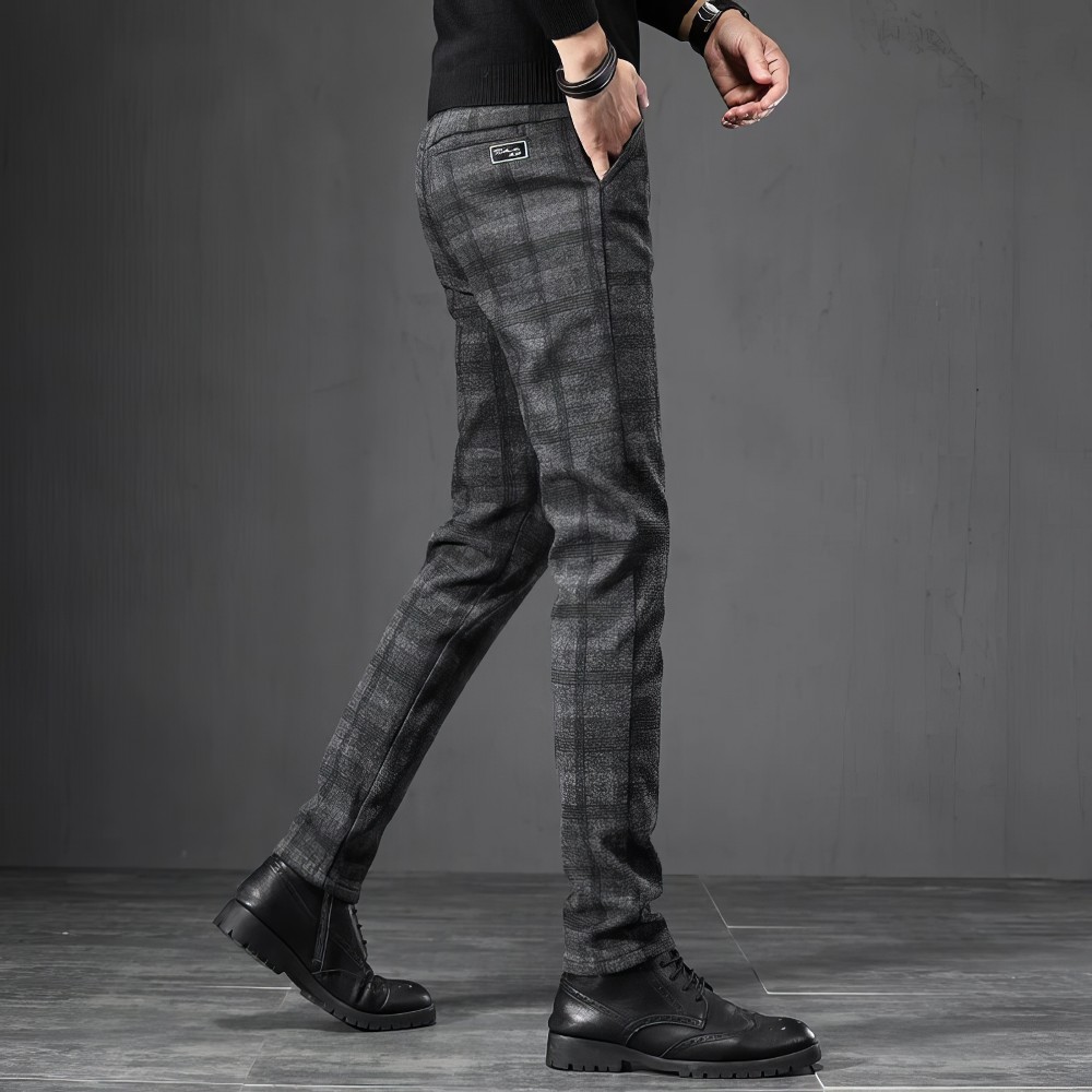 Pantalon tartan de golf gris à motif écossais porté de profil montrant la coupe ajustée et la poche arrière avec détail de bouton
