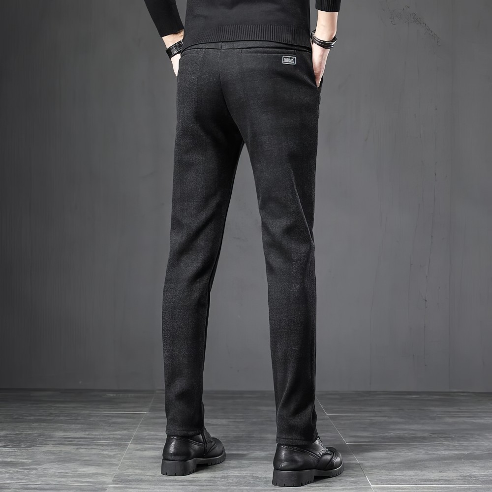 Pantalon tartan de golf noir à motif écossais porté de dos, coupe droite élégante