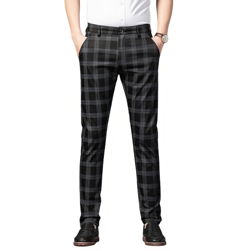 Pantalon tartan noir homme coupe slim avec motif écossais à carreaux gris et noirs porté avec chemise blanche